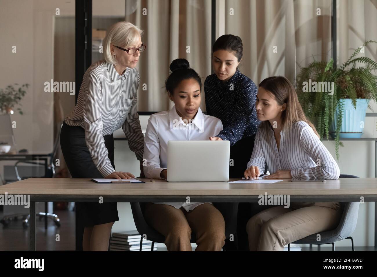 Le donne multirazziali fanno un brainstorming durante la riunione in ufficio Foto Stock