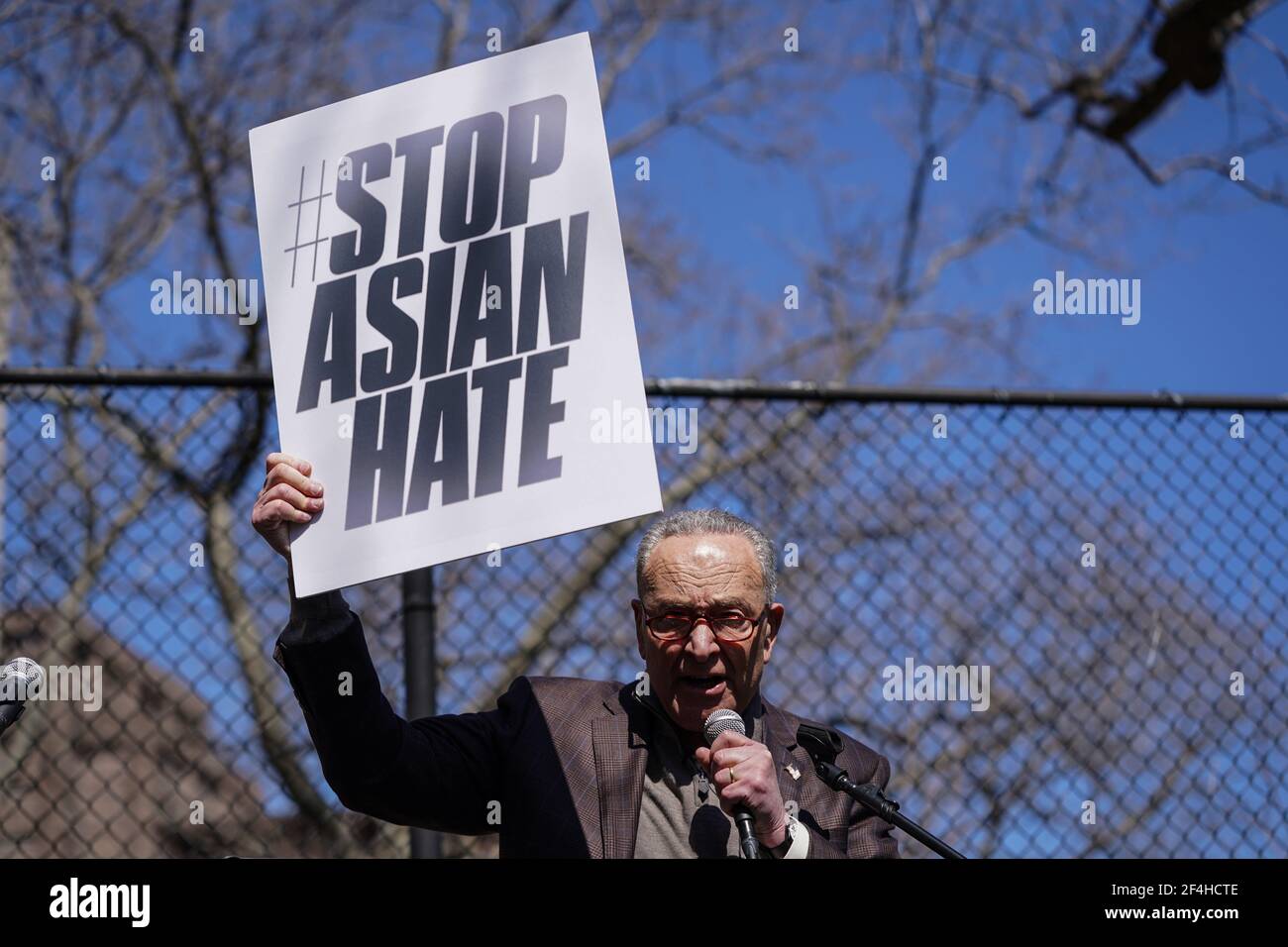 New York City, Stati Uniti. 20 Marzo 2021. Il leader della maggioranza del Senato Chuck Schumer (D-NY) parla durante un rally Stop the Hate a Chinatown a New York City, USA. Credit: Chase Sutton/Alamy Live News Foto Stock