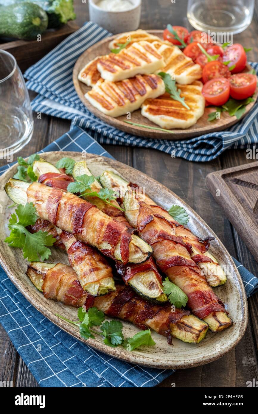 Patate fritte grigliate di zucchine avvolte in una pancetta Foto Stock