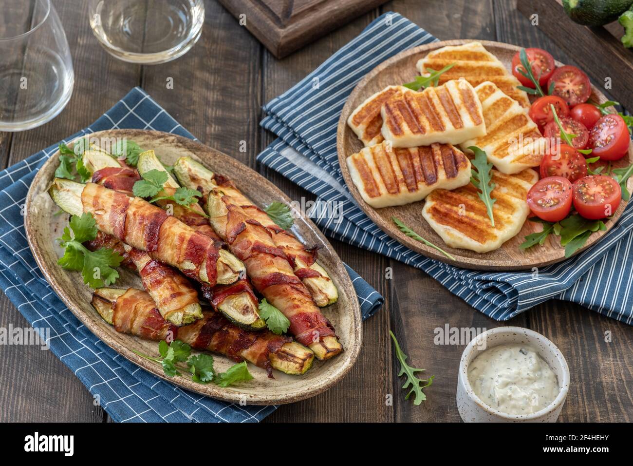 Patate fritte grigliate di zucchine avvolte in una pancetta Foto Stock