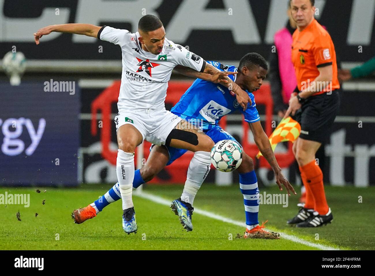 GENT, BELGIO - MARZO 21: Victor Alexander da Silva di Cercle Brugge e Milad Mohammadi di KAA Gent durante la partita della Jupiler Pro League tra KAA Gent e Cercle Brugge alla Ghelamco Arena il 21 Marzo 2021 a Gent, Belgio (Foto di Jeroen Meuwsen/Orange Pictures) Foto Stock