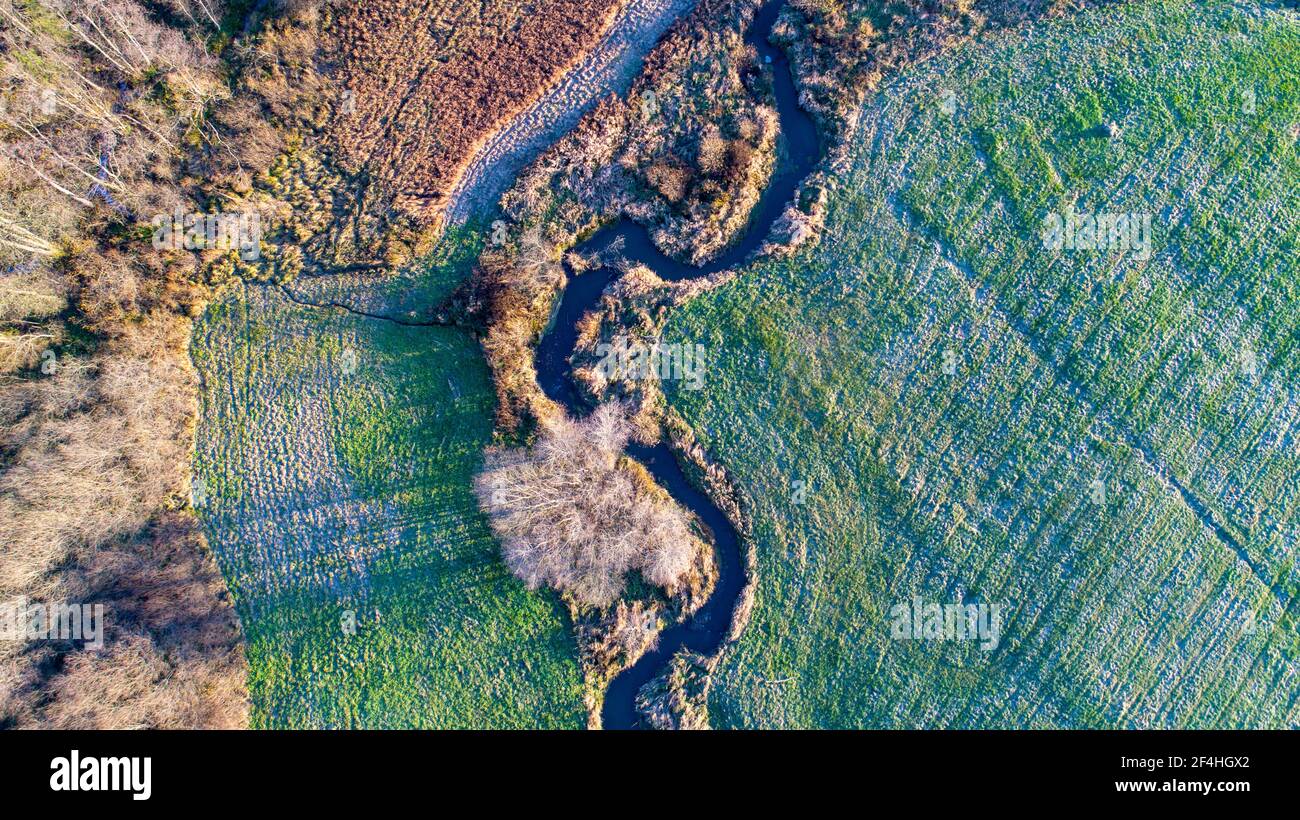 Veduta aerea del drone del torrente tortuoso vicino al villaggio di Kalnica in Bieszczady Mountains, Polonia Foto Stock