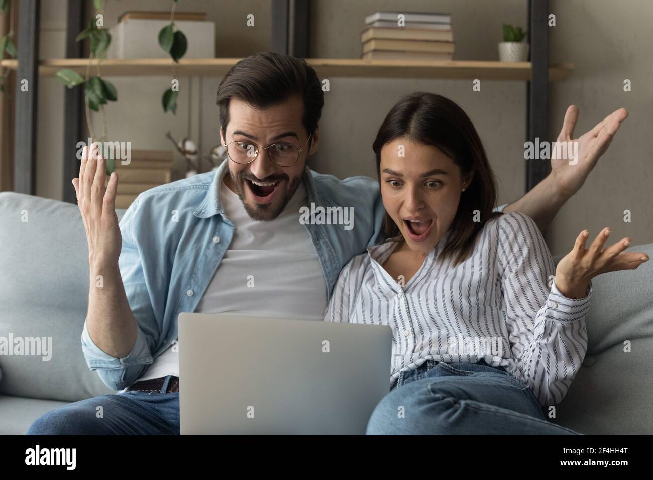 Primo piano con una giovane coppia che guarda lo schermo del notebook Foto Stock