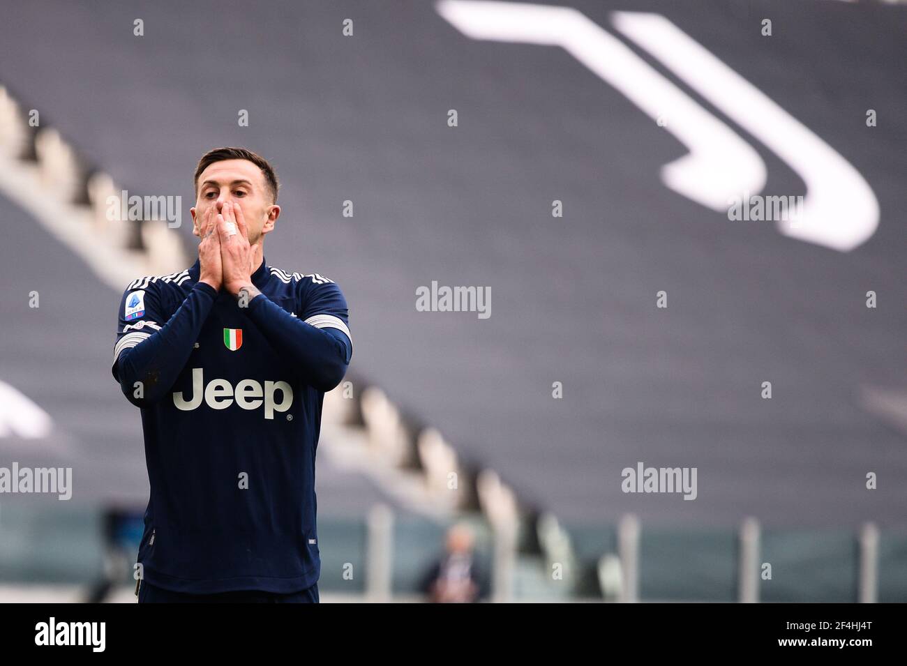 Delusione di Federico Bernardeschi durante la Serie UNA partita di calcio tra Juventus FC e Benevento Calcio. Gli stadi sportivi di tutta Italia restano soggetti a rigorose restrizioni a causa del Coronavirus Pandemic, in quanto le leggi governative in materia di distanziamento sociale vietano i tifosi all'interno dei locali, con conseguente gioco a porte chiuse. Benevento ha vinto il Juventus FC 0-1 Foto Stock