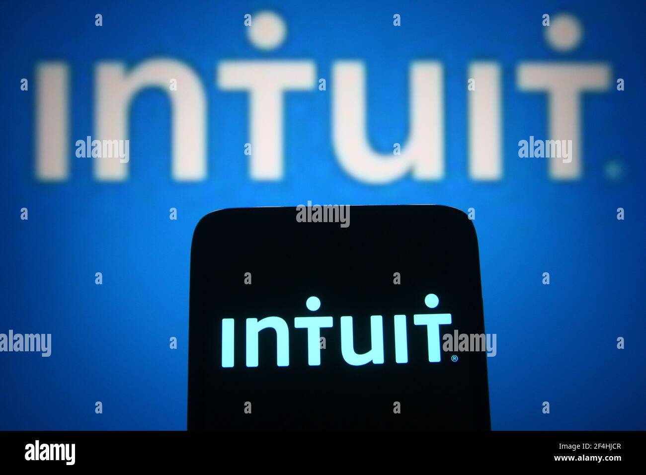 Ucraina. 21 Mar 2021. In questa illustrazione fotografica un logo Intuit di un'azienda americana specializzata in software finanziario è visto su uno smartphone e uno schermo del pc. (Foto di Pavlo Gonchar/SOPA Images/Sipa USA) Credit: Sipa USA/Alamy Live News Foto Stock