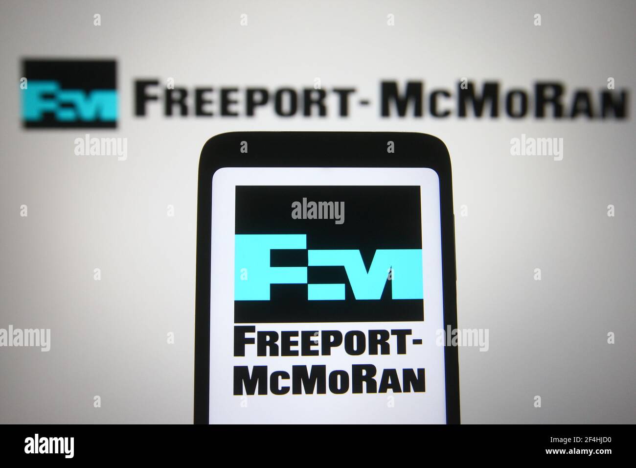 Ucraina. 21 Mar 2021. In questa illustrazione fotografica un Freeport-McMoRan Inc anche chiamato come logo aziendale Freeport, è visto su uno smartphone e uno schermo del pc. (Foto di Pavlo Gonchar/SOPA Images/Sipa USA) Credit: Sipa USA/Alamy Live News Foto Stock