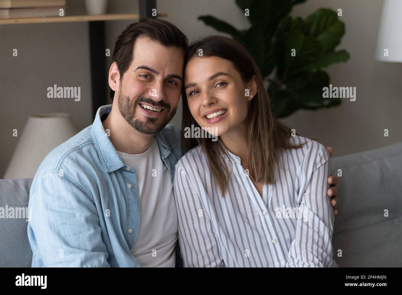 Foto ritratto con un sorriso sulla coppia, guardando la fotocamera Foto Stock