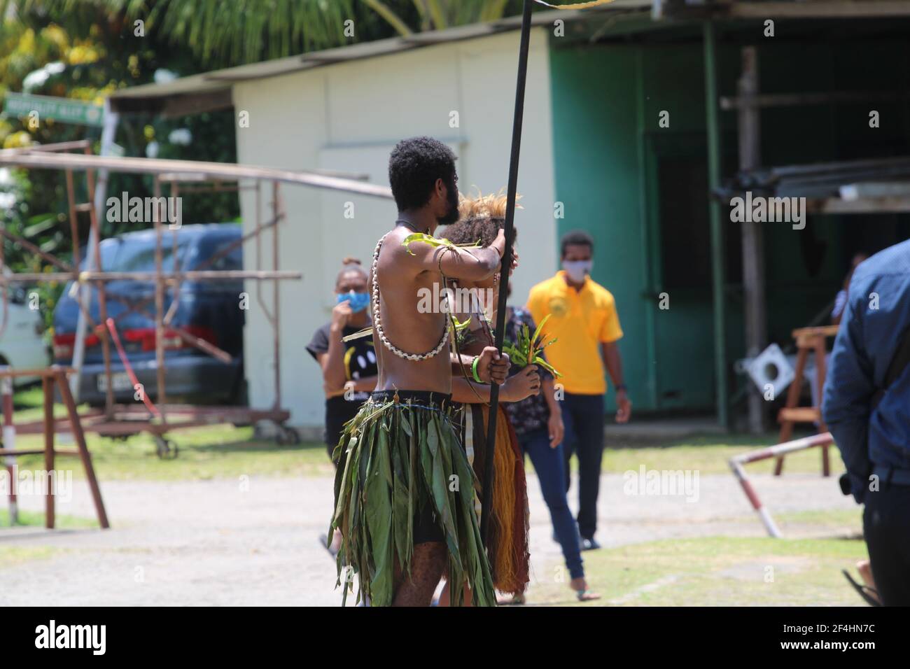 Un ballerino maschile con la sua lancia che accompagna gli ospiti alla cerimonia di laurea della Divine Word University nel 2021. Foto Stock