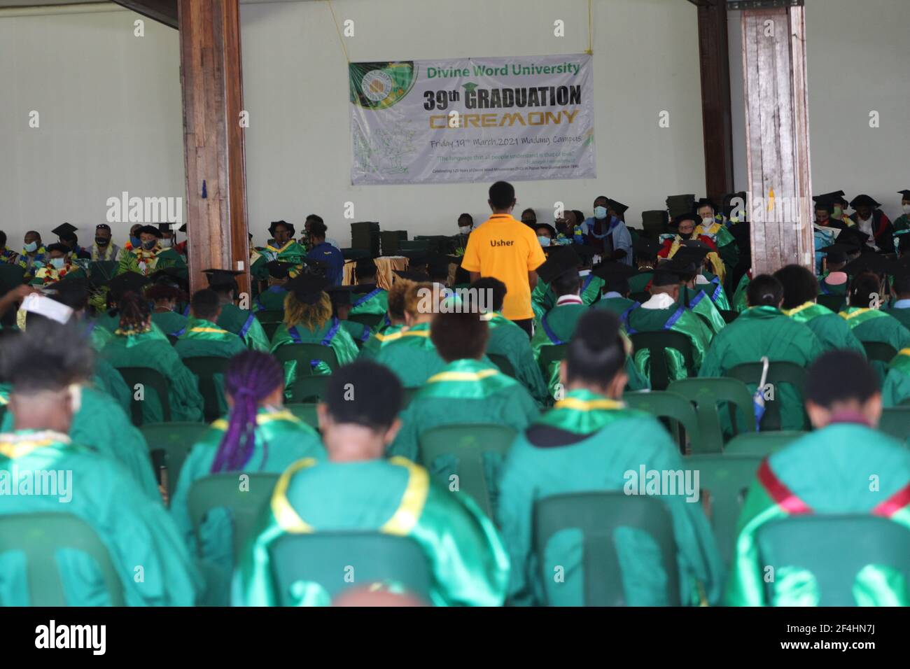 Divine Word University 39th Graduation Ceremony, Madang Papua nuova Guinea – Classe di 2021 studenti in abiti verdi che celebrano il successo. Foto Stock