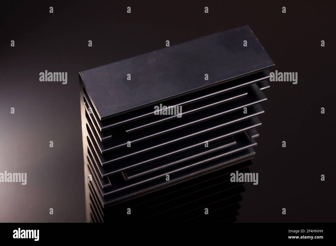 Dissipatore nero per il raffreddamento di componenti elettronici ad alta potenza in alluminio profilo isolato su sfondo nero Foto Stock
