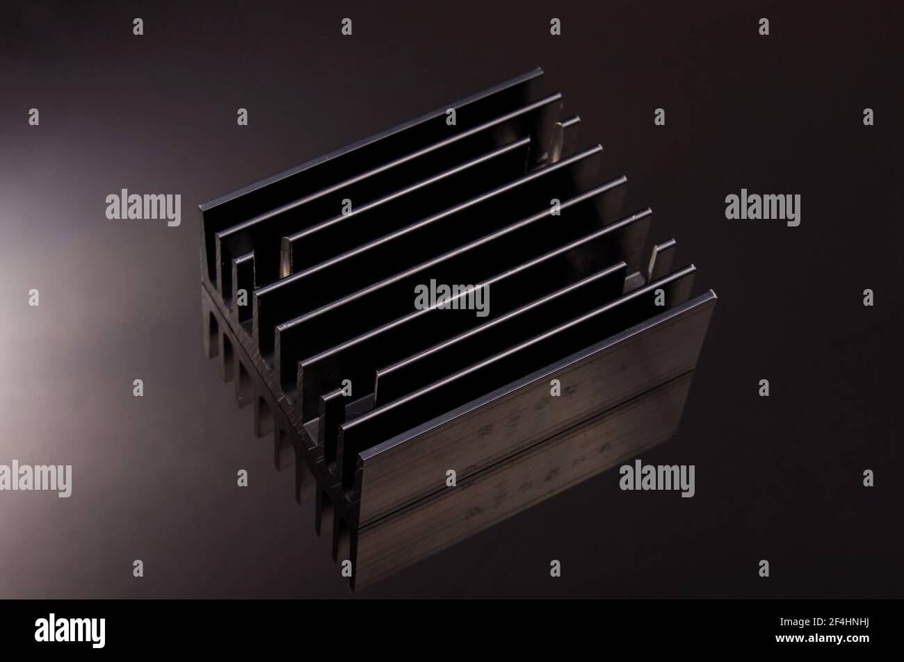 Dissipatore nero per il raffreddamento di componenti elettronici ad alta potenza in alluminio profilo isolato su sfondo nero Foto Stock