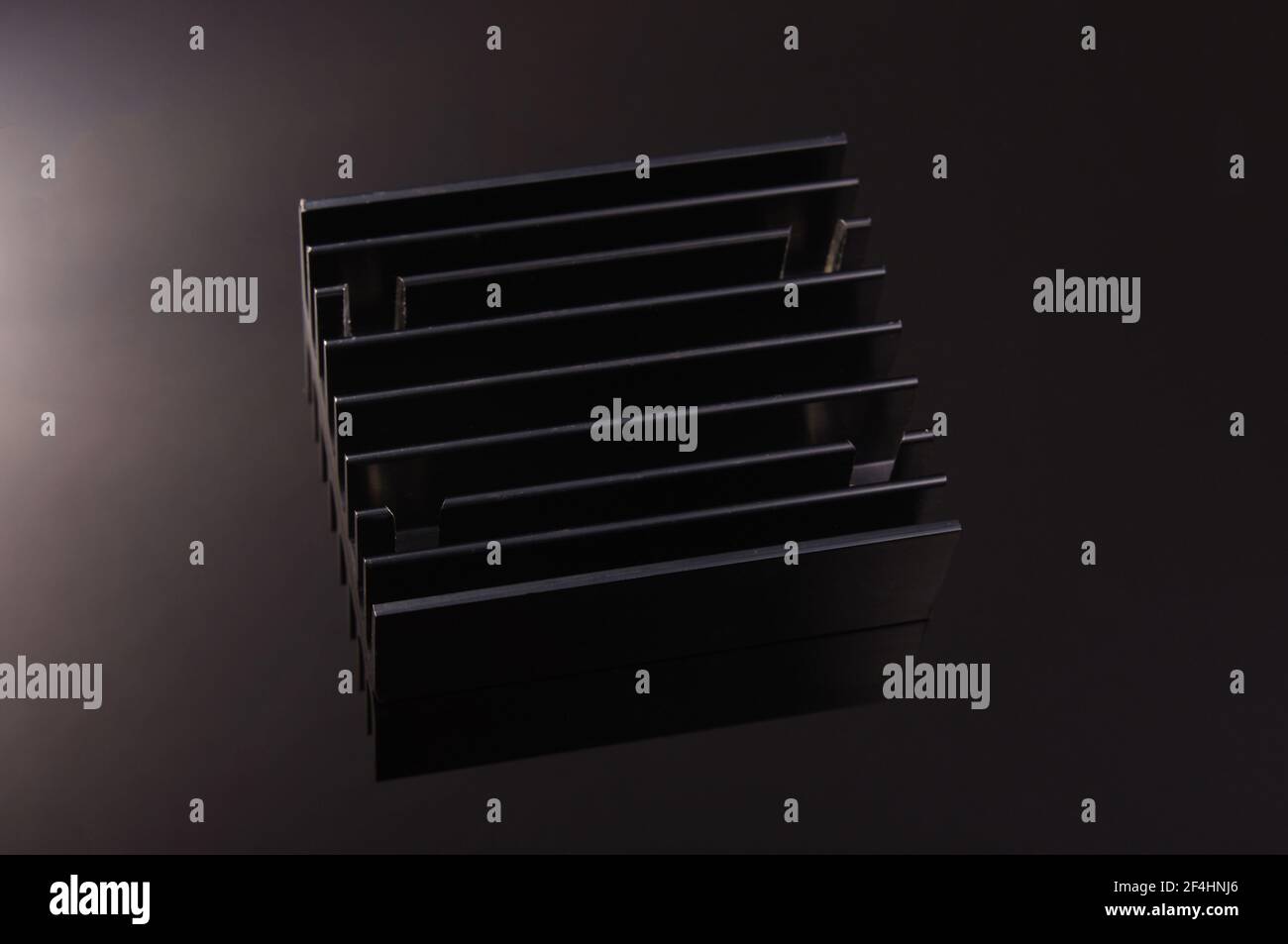 Dissipatore nero per il raffreddamento di componenti elettronici ad alta potenza in alluminio profilo isolato su sfondo nero Foto Stock