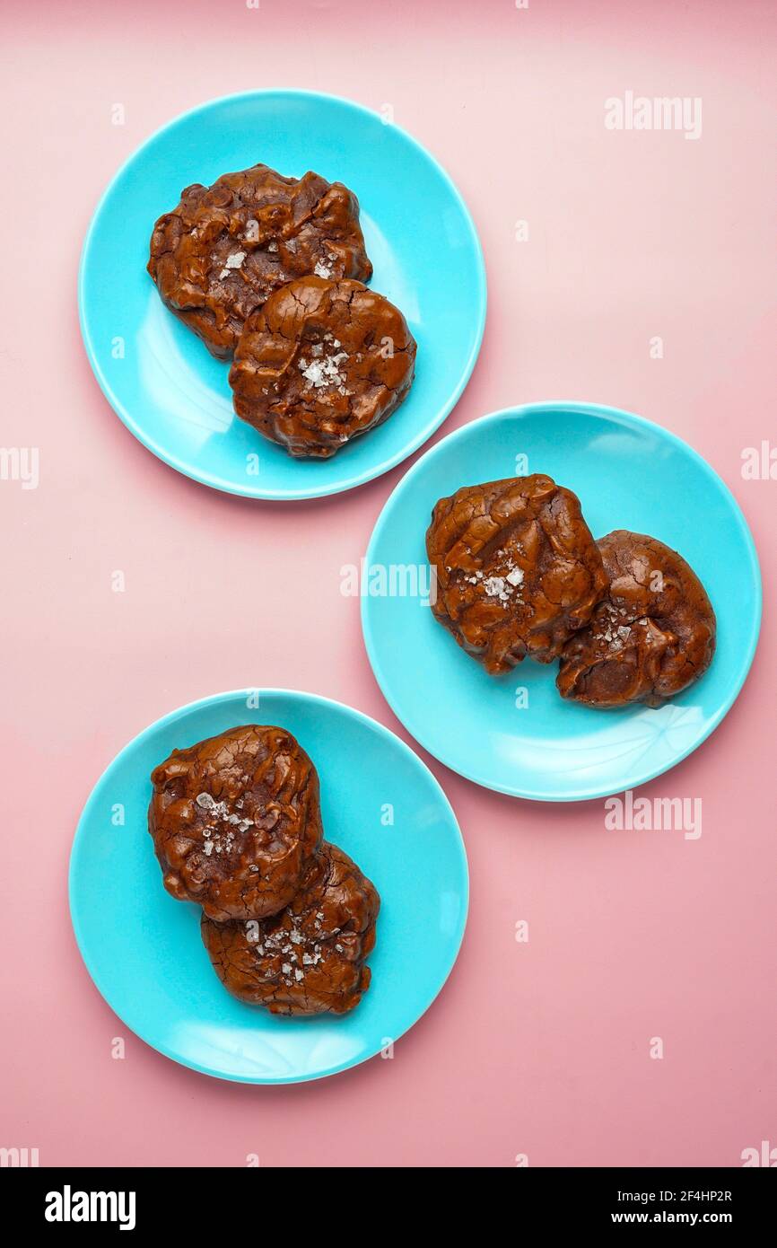 Biscotti al cioccolato senza sfarfio con sale marino Foto Stock