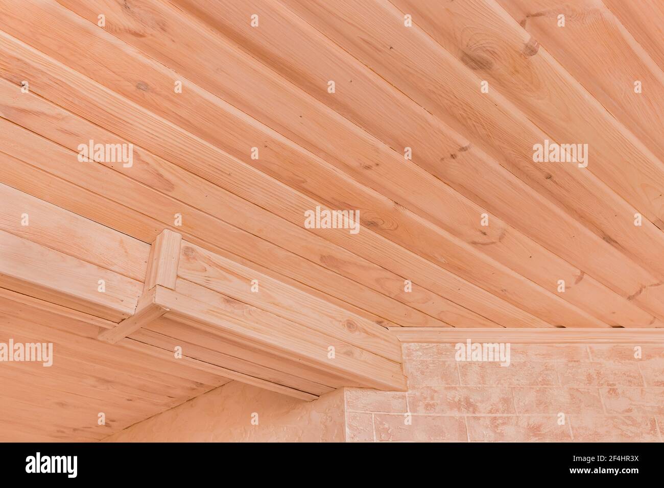 Interni moderni con soffitto in legno chiaro e intonaco bianco e pareti in  mattoni Foto stock - Alamy