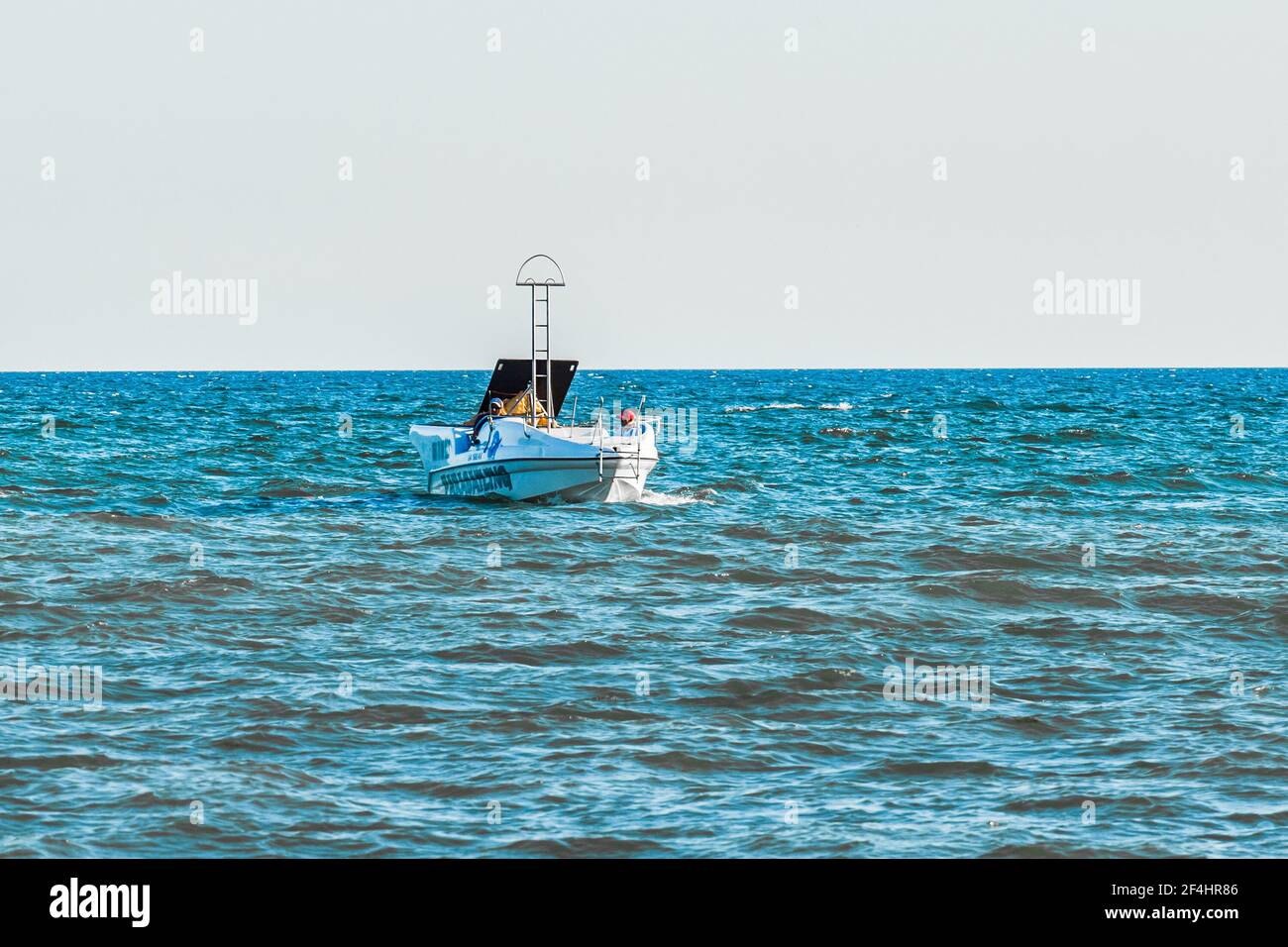 Ucraina, Porto di ferro - 23 agosto 2020: Una barca con attrezzatura speciale per lanciare paracadutisti sullo sfondo del mare. Foto Stock