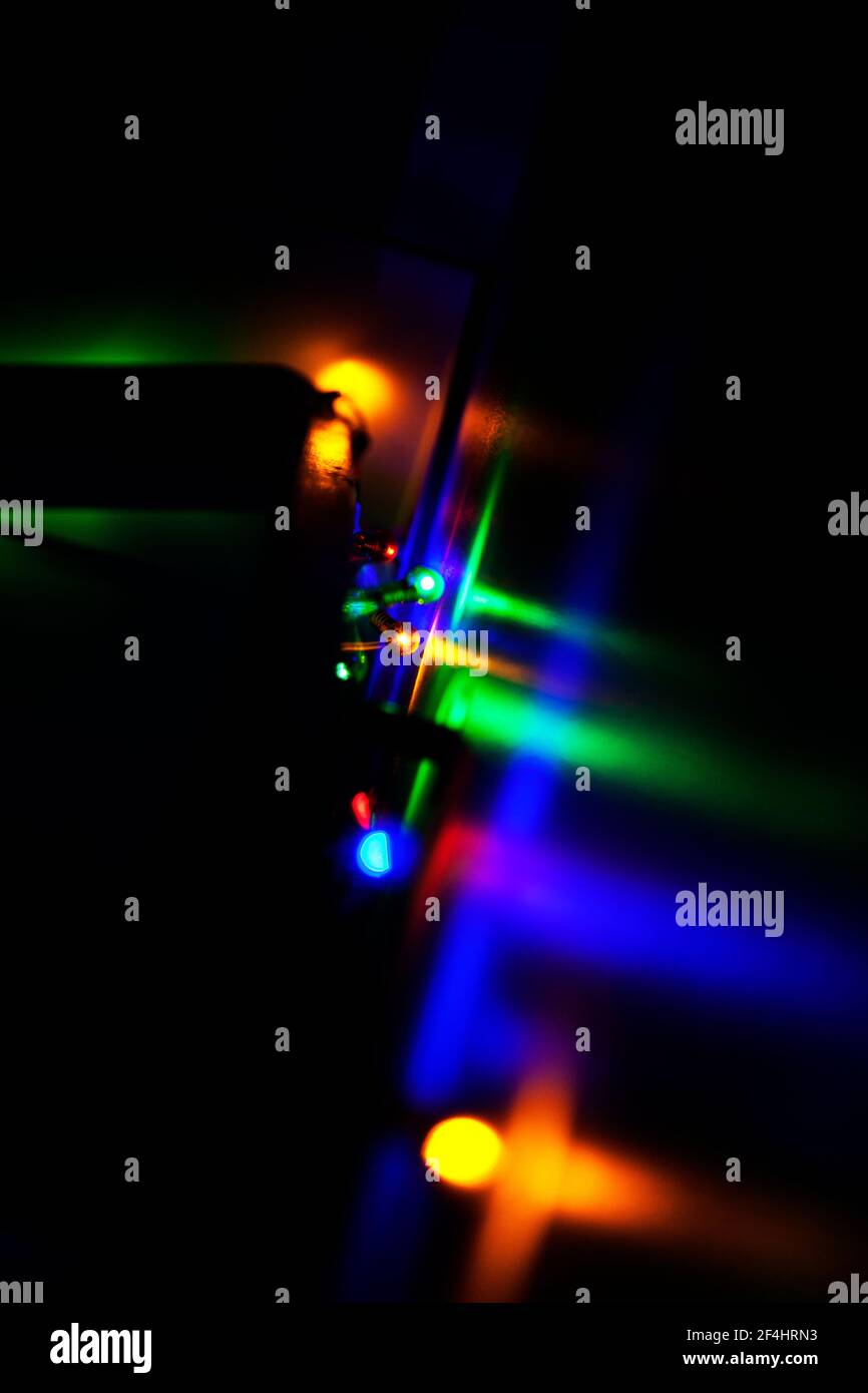 luci colorate in fila accanto alla rampa di scale Foto Stock