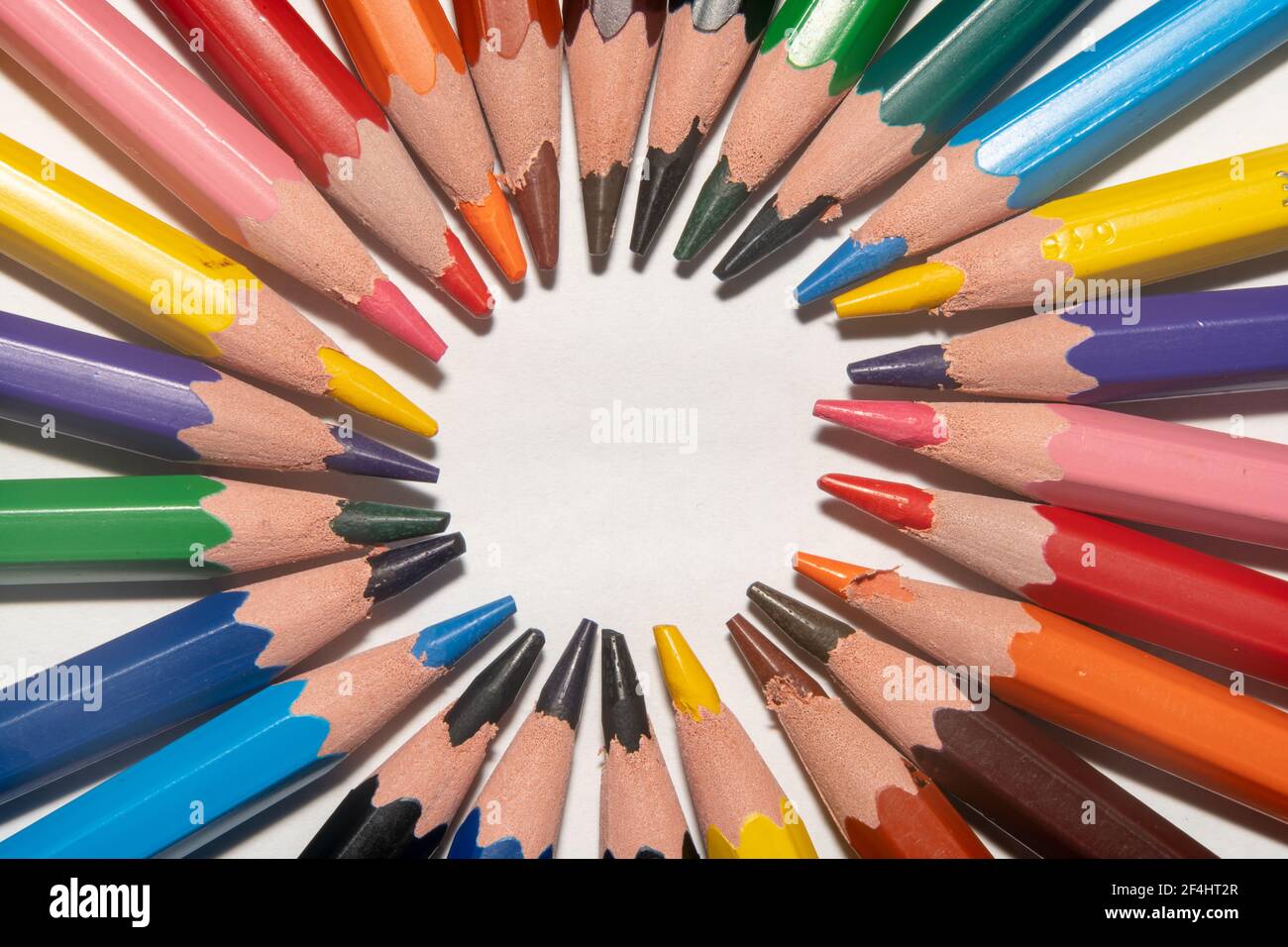 Colorata matita di disegno dei bambini che si punta l'un l'altro in un cerchio e creare una ripetizione circolare con un segnaposto in centrale Foto Stock