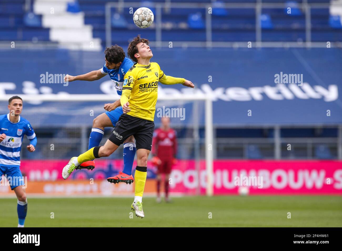 ZWOLLE, PAESI BASSI - MARZO 21: Immanuel Pherai di PEC Zwolle e Simon Janssen di VVV Venlo durante la partita olandese Eredivisie tra PEC Zwolle e Foto Stock