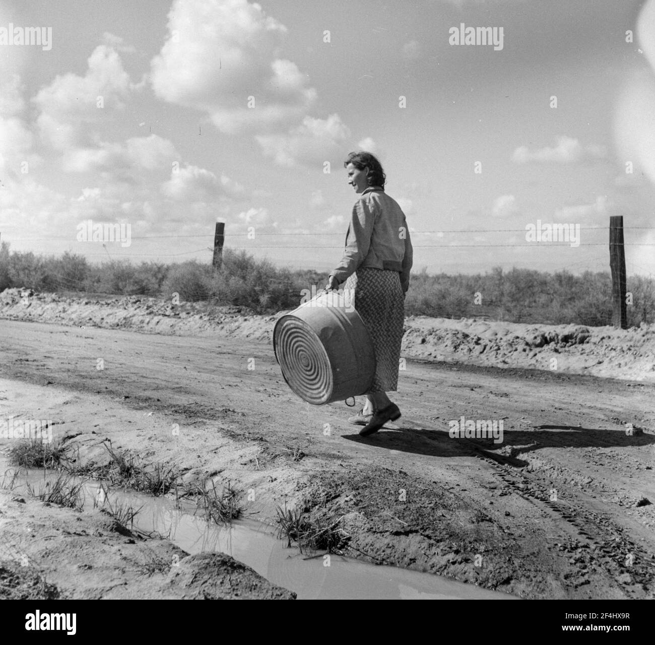 Washday n un campo di lavoro migratorio. California. Febbraio 1936. Fotografia di Dorothea Lange. Foto Stock