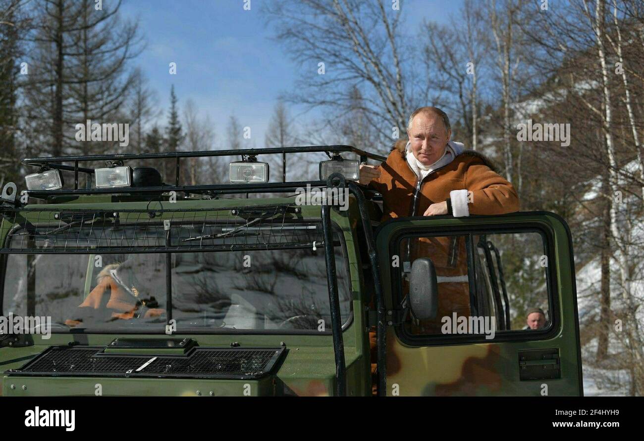 03/21/2021. Il presidente russo Vladimir Putin, insieme al ministro della Difesa Sergei Shoigu, ha camminato nella taiga e ha vagato per un veicolo fuoristrada. Foto: Piscina del Cremlino. Foto Stock