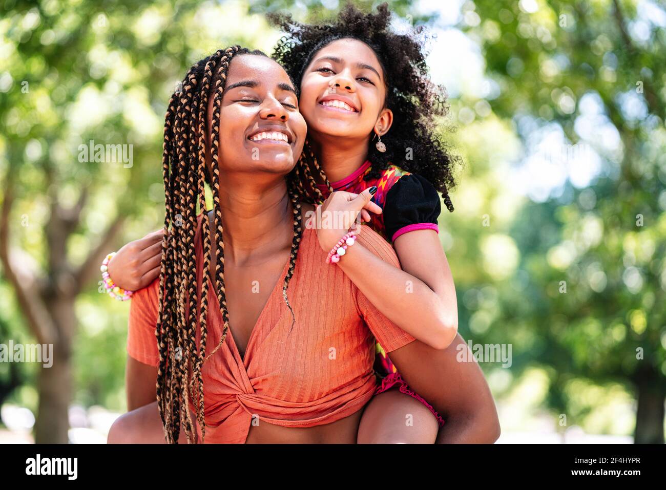 Madre e figlia si godono una giornata al parco. Foto Stock