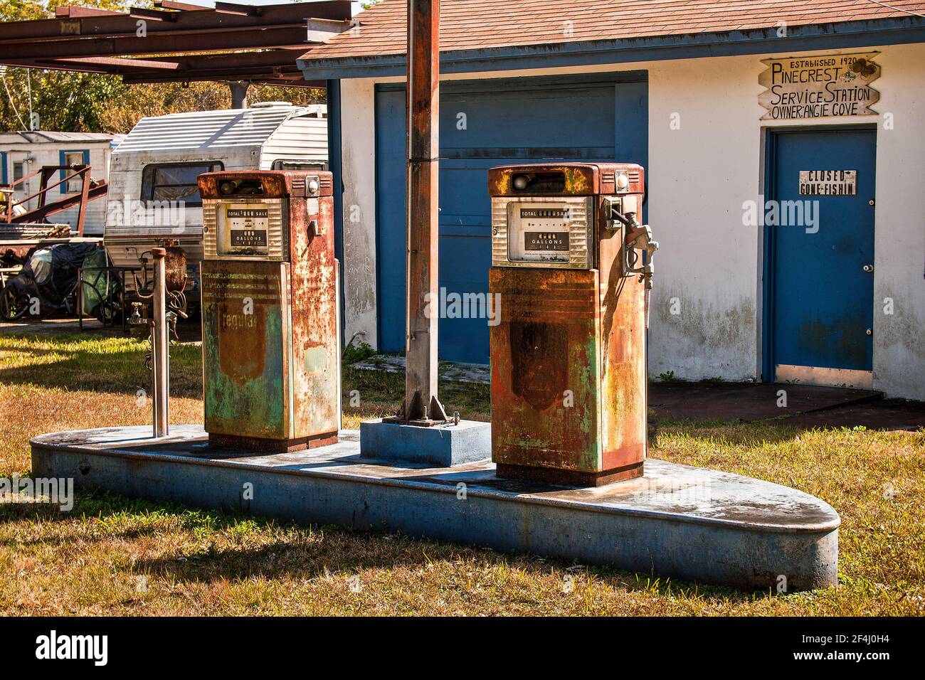 La stazione di servizio di Pinecrest, che si trova sulla Loop Road, vicino alla Big Cypress National Preserve nelle Everglades della Florida. Foto Stock