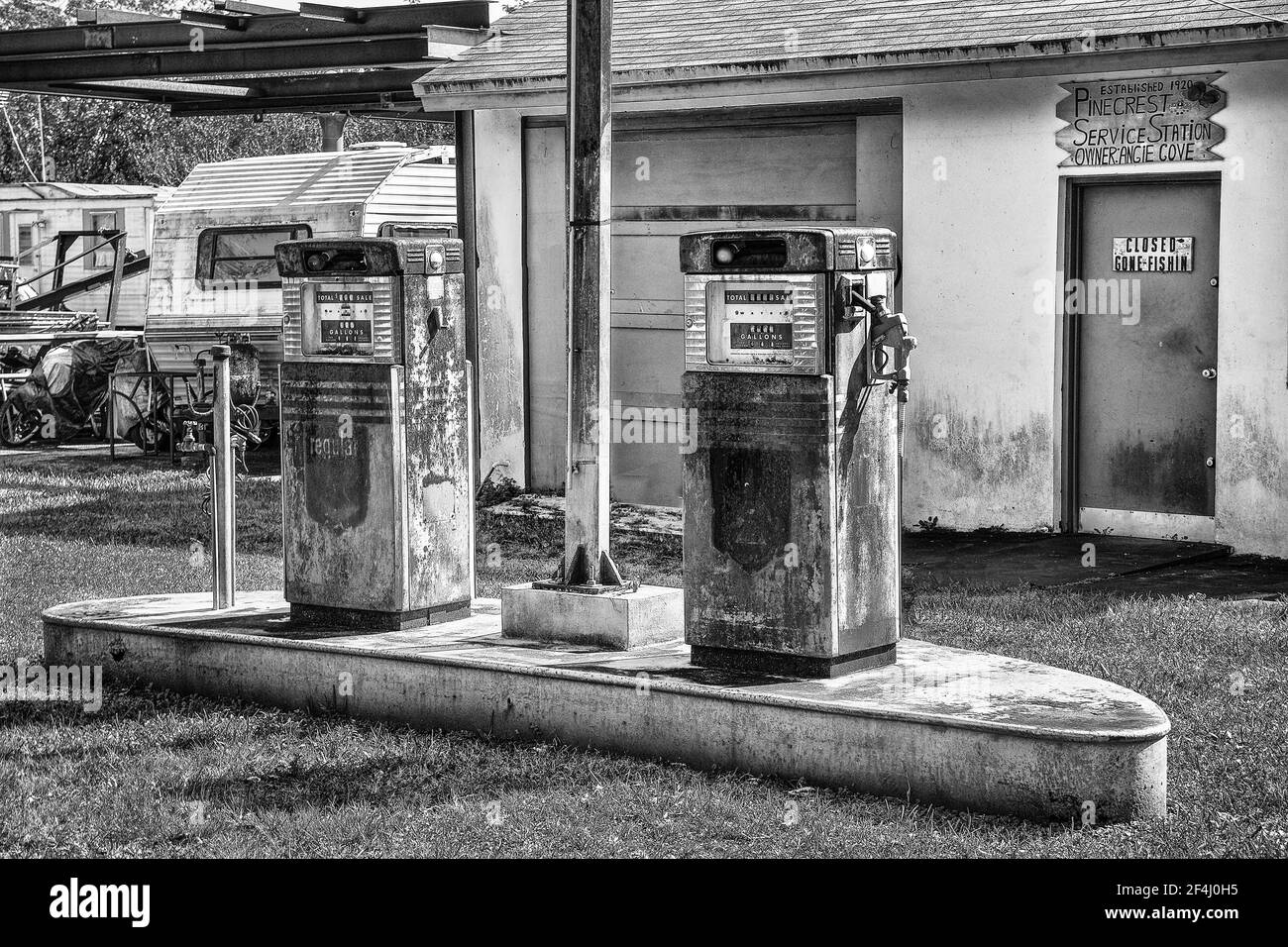 La stazione di servizio di Pinecrest, che si trova sulla Loop Road, vicino alla Big Cypress National Preserve nelle Everglades della Florida. Foto Stock