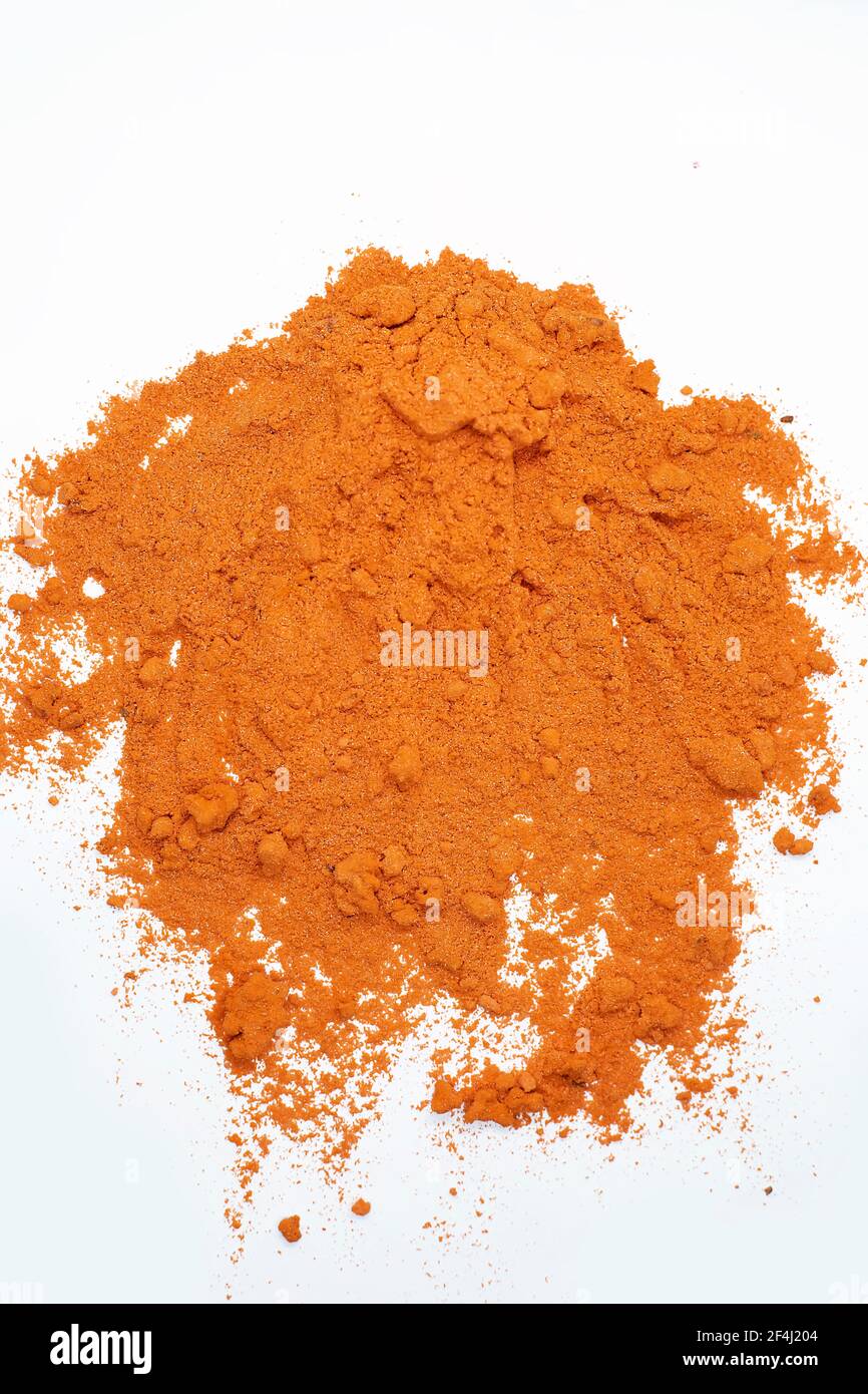 Esplosione di polvere colorata su sfondo bianco. Fuoco selettivo Foto Stock