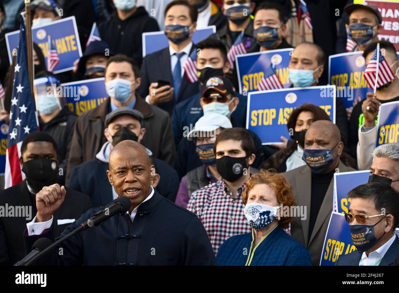 Brooklyn, New York, Stati Uniti. 21 marzo 2021 il presidente del Borough di Brooklyn Eric Adams guida un raduno contro la violenza e la discriminazione dopo i recenti attacchi contro gli asiatici-americani a New York City e in tutti gli Stati Uniti Adams è in esecuzione per il sindaco di New York City quest'anno. Credit: Joseph Reid/Alamy Live News Foto Stock