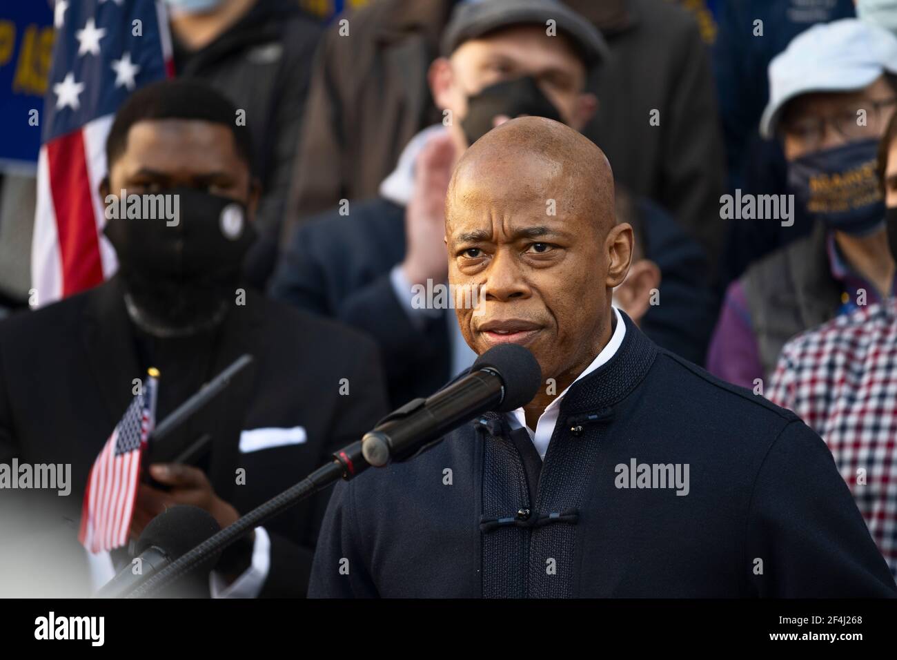 Brooklyn, New York, Stati Uniti. 21 marzo 2021 il presidente del Borough di Brooklyn Eric Adams guida un raduno contro la violenza e la discriminazione dopo i recenti attacchi contro gli asiatici-americani a New York City e in tutti gli Stati Uniti Adams è in esecuzione per il sindaco di New York City quest'anno. Credit: Joseph Reid/Alamy Live News Foto Stock