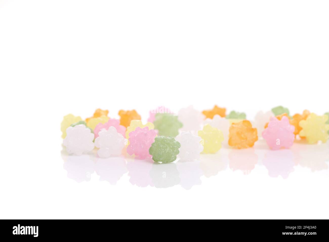 Zucchero dolce caramellato di gelatina colorato isolato su sfondo bianco Foto Stock