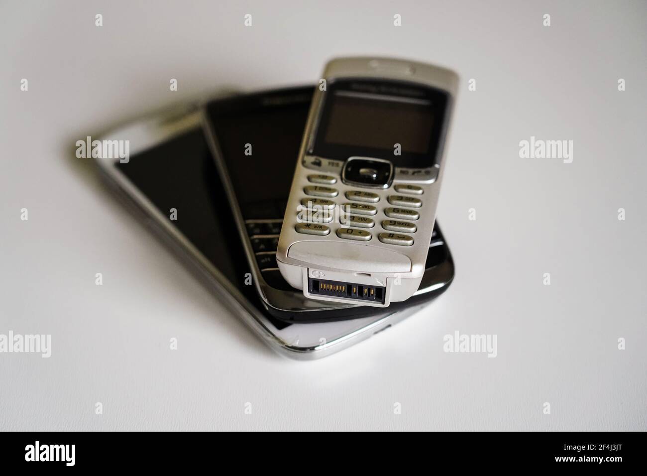 una pila di vecchi telefoni cellulari Foto Stock