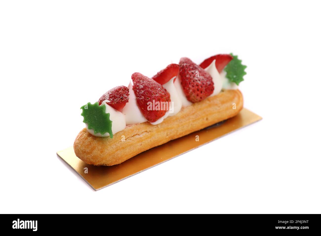 Crema di Choux con fragola isolata su sfondo bianco Foto Stock