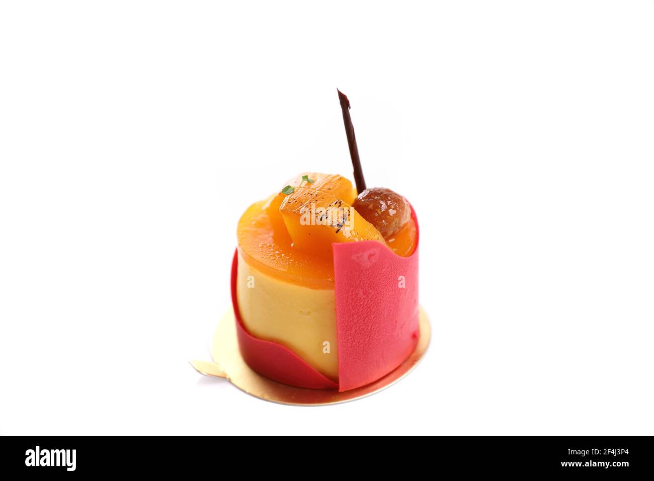 Torta fantasia mango con cioccolato alla fragola isolato su sfondo bianco Foto Stock