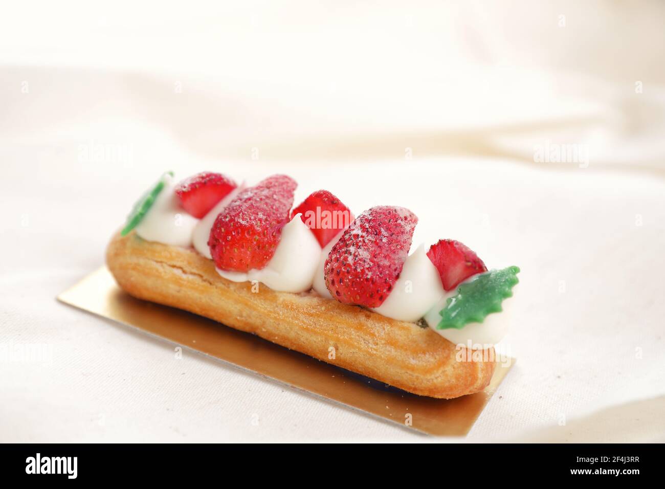 Crema di Choux con fragola isolata su sfondo bianco Foto Stock