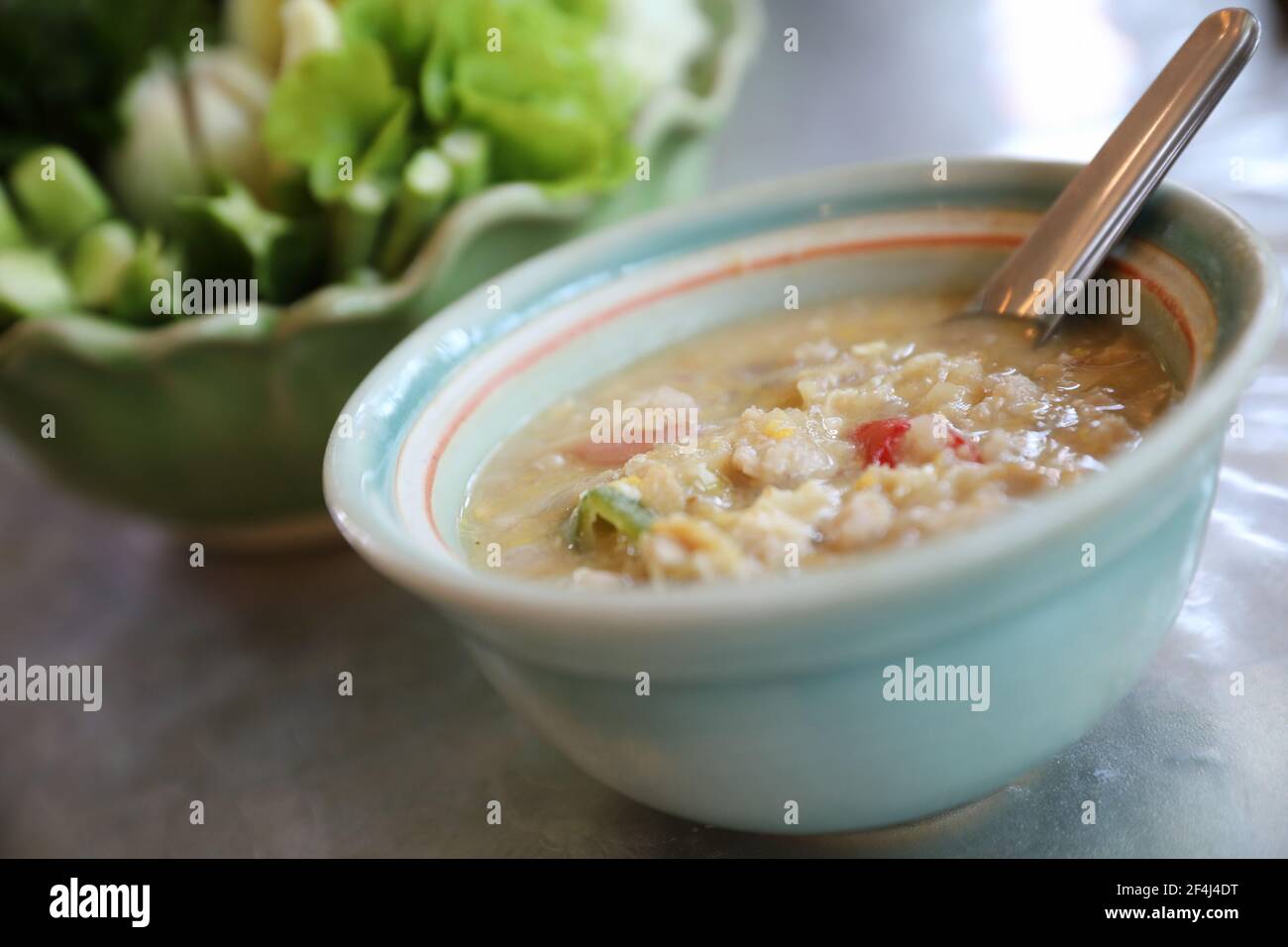 Fagioli di soia erbacei con maiale tritato in latte di cocco con verdure fresche, cibo tradizionale tailandese Foto Stock