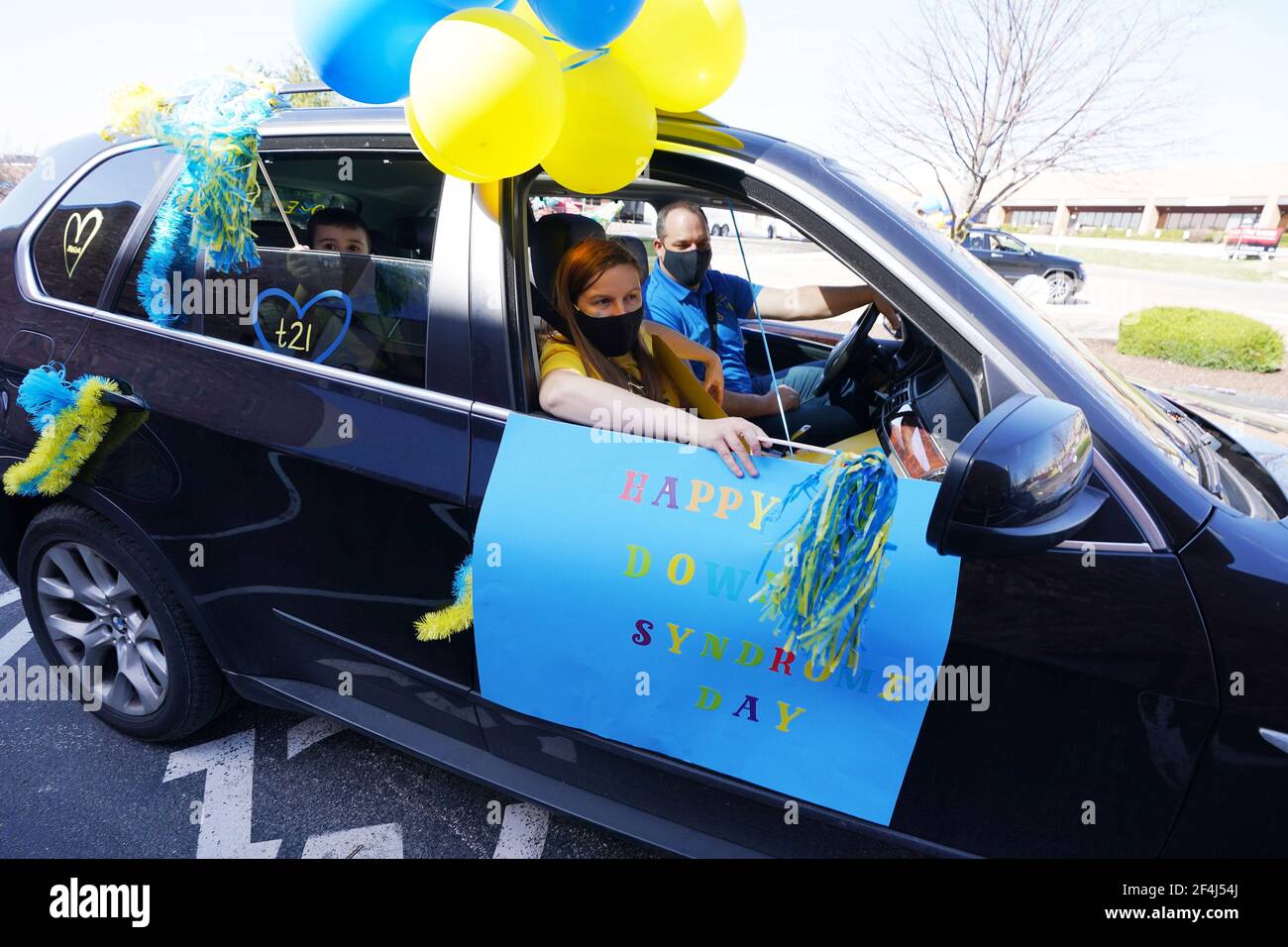 Brentwood, Stati Uniti. 21 Mar 2021. I partecipanti tengono i segni durante una parata sulla Giornata Mondiale della sindrome di Down presso la Down Syndrome Association di Greater St. Louis, a Brentwood, Missouri, domenica 21 marzo 2021. Il 21 marzo è stato selezionato per indicare l'unicità della triplicazione del ventunesimo cromosoma che causa la sindrome di Down. Photo by Bill Greenblatt/UPI Credit: UPI/Alamy Live News Foto Stock