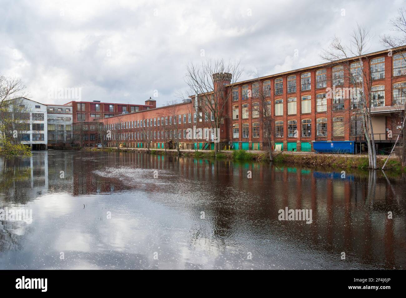 Whitinin Machine Works, lungo il fiume Mumford, a Whitinsville, Massachusetts, è stata la più grande fabbrica di macchine tessili del mondo fino alla metà del XX secolo Foto Stock