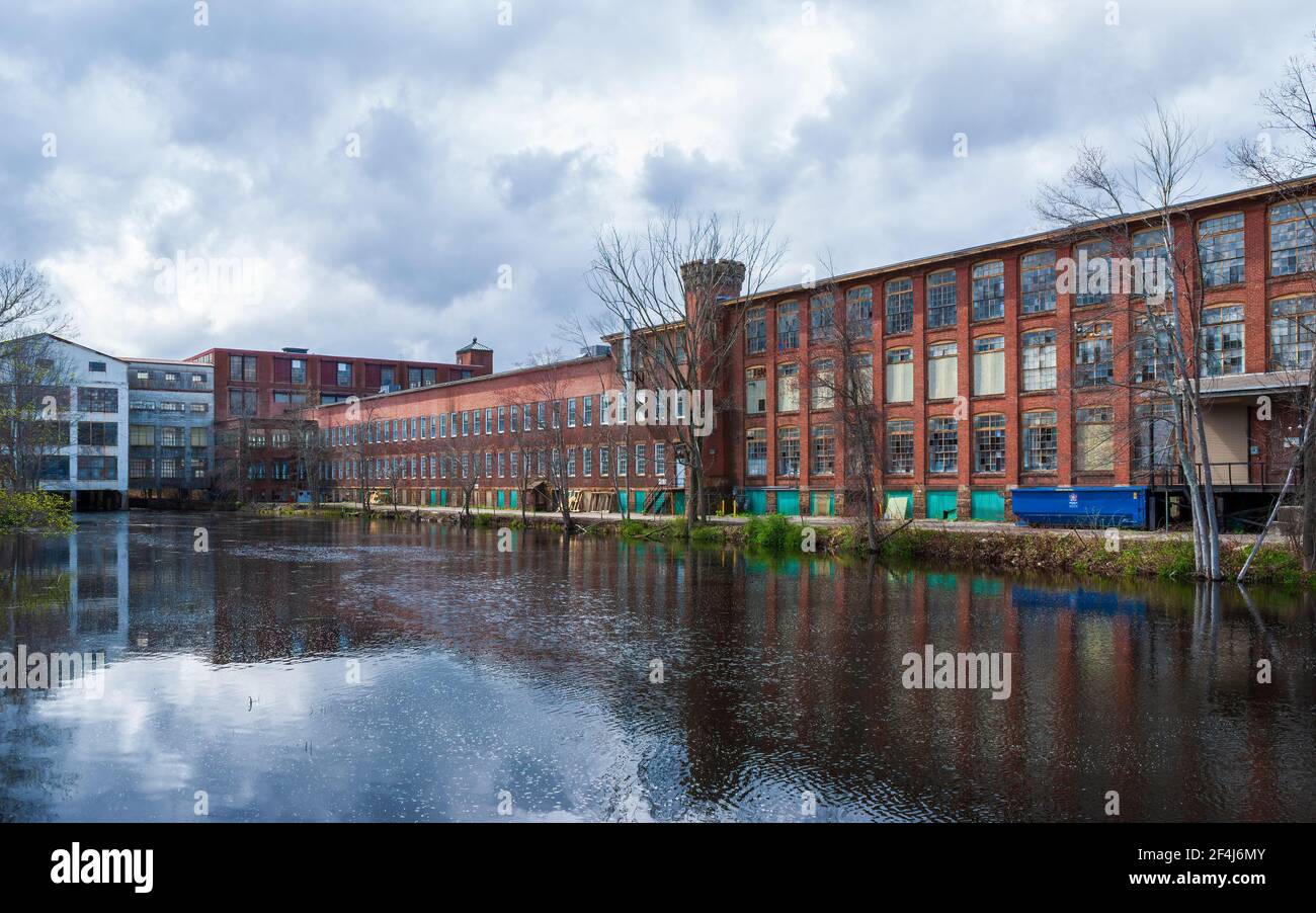 Whitinin Machine Works, lungo il fiume Mumford, a Whitinsville, Massachusetts, è stata la più grande fabbrica di macchine tessili del mondo fino alla metà del XX secolo Foto Stock