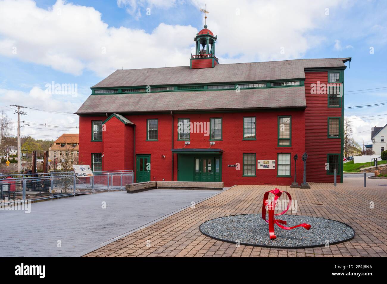 Il 1826 Old Brick Mill, lungo il fiume Mumford, a Whitinsville, Massachusetts - un mulino per la produzione di cotone. Blackstone River Valley National Historical Park. Foto Stock