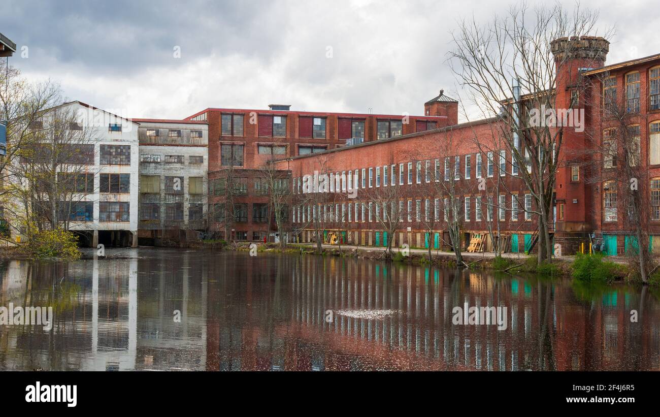 Whitinin Machine Works, lungo il fiume Mumford, a Whitinsville, Massachusetts, è stata la più grande fabbrica di macchine tessili del mondo fino alla metà del XX secolo Foto Stock