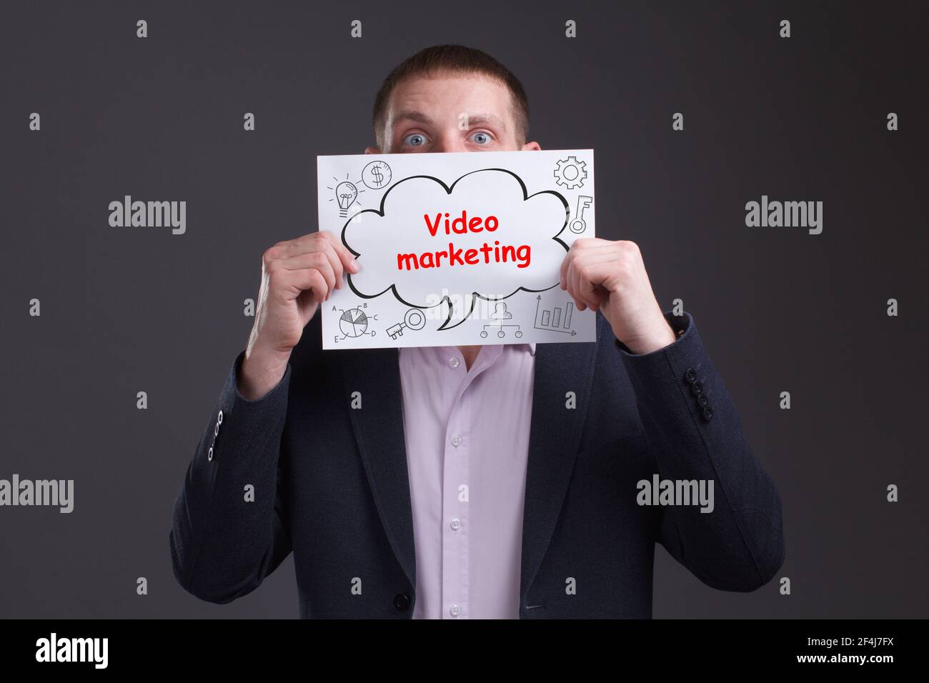 Business, tecnologia, Internet e concetto di rete. Il giovane uomo d'affari pensa ai passi per una crescita di successo: Video marketing Foto Stock