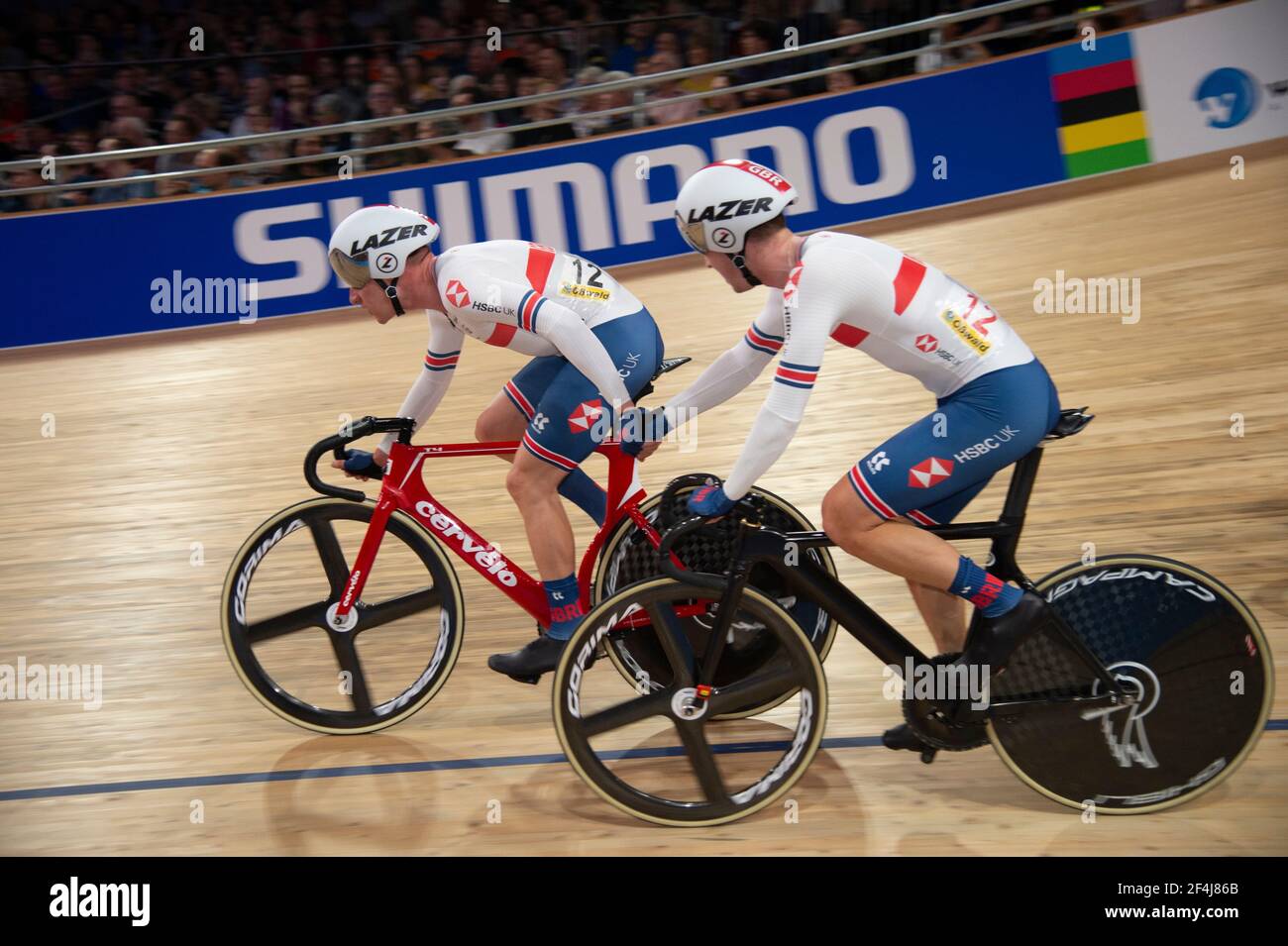 Madison team di Gran Bretagna, Ethan Hayter(L) e Oliver Wood(R), fanno uno scambio durante la gara. Campionato mondiale di pista UCI, Berlino, Germania Foto Stock