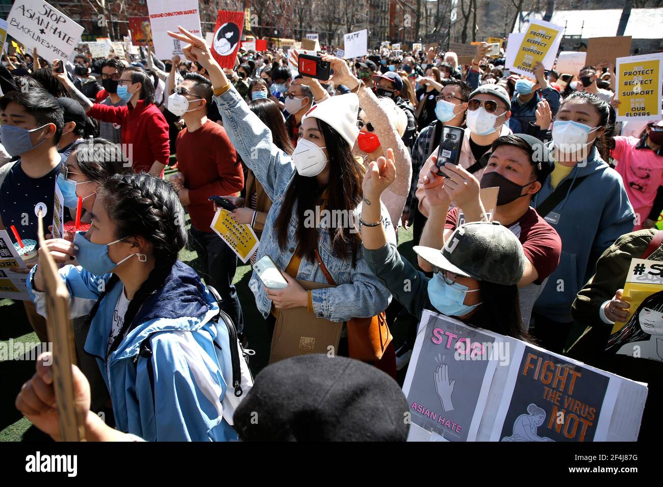 New York, Stati Uniti. 21 Mar 2021. I manifestanti tengono cartelli durante un raduno di pace per onorare le vittime di sparatorie e porre fine agli attacchi contro gli asiatici nel Columbus Park di Chinatown.cinque giorni fa otto persone sono state uccise nelle terme dell'area di Atlanta, sei delle quali erano asiatiche, causando sdegno e paura nella comunità asiatica. Credit: SOPA Images Limited/Alamy Live News Foto Stock