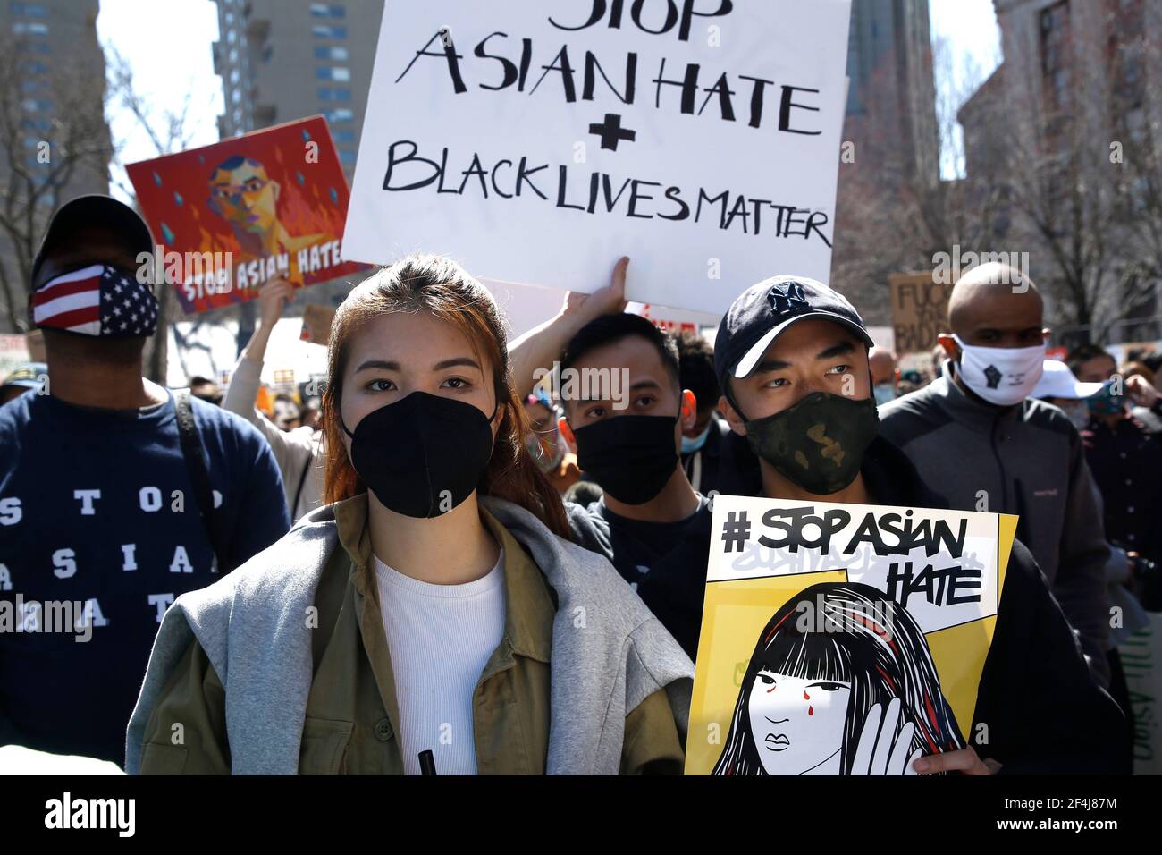 New York, Stati Uniti. 21 Mar 2021. I manifestanti tengono cartelli durante un raduno di pace per onorare le vittime di sparatorie e porre fine agli attacchi contro gli asiatici nel Columbus Park di Chinatown.cinque giorni fa otto persone sono state uccise nelle terme dell'area di Atlanta, sei delle quali erano asiatiche, causando sdegno e paura nella comunità asiatica. Credit: SOPA Images Limited/Alamy Live News Foto Stock