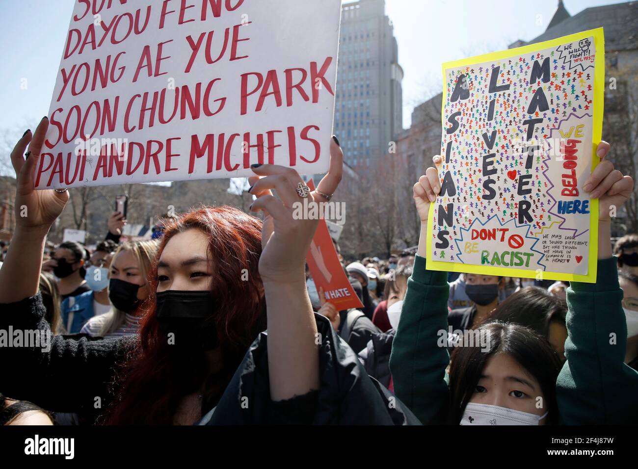 New York, Stati Uniti. 21 Mar 2021. I manifestanti tengono cartelli durante un raduno di pace per onorare le vittime di sparatorie e porre fine agli attacchi contro gli asiatici nel Columbus Park di Chinatown.cinque giorni fa otto persone sono state uccise nelle terme dell'area di Atlanta, sei delle quali erano asiatiche, causando sdegno e paura nella comunità asiatica. Credit: SOPA Images Limited/Alamy Live News Foto Stock