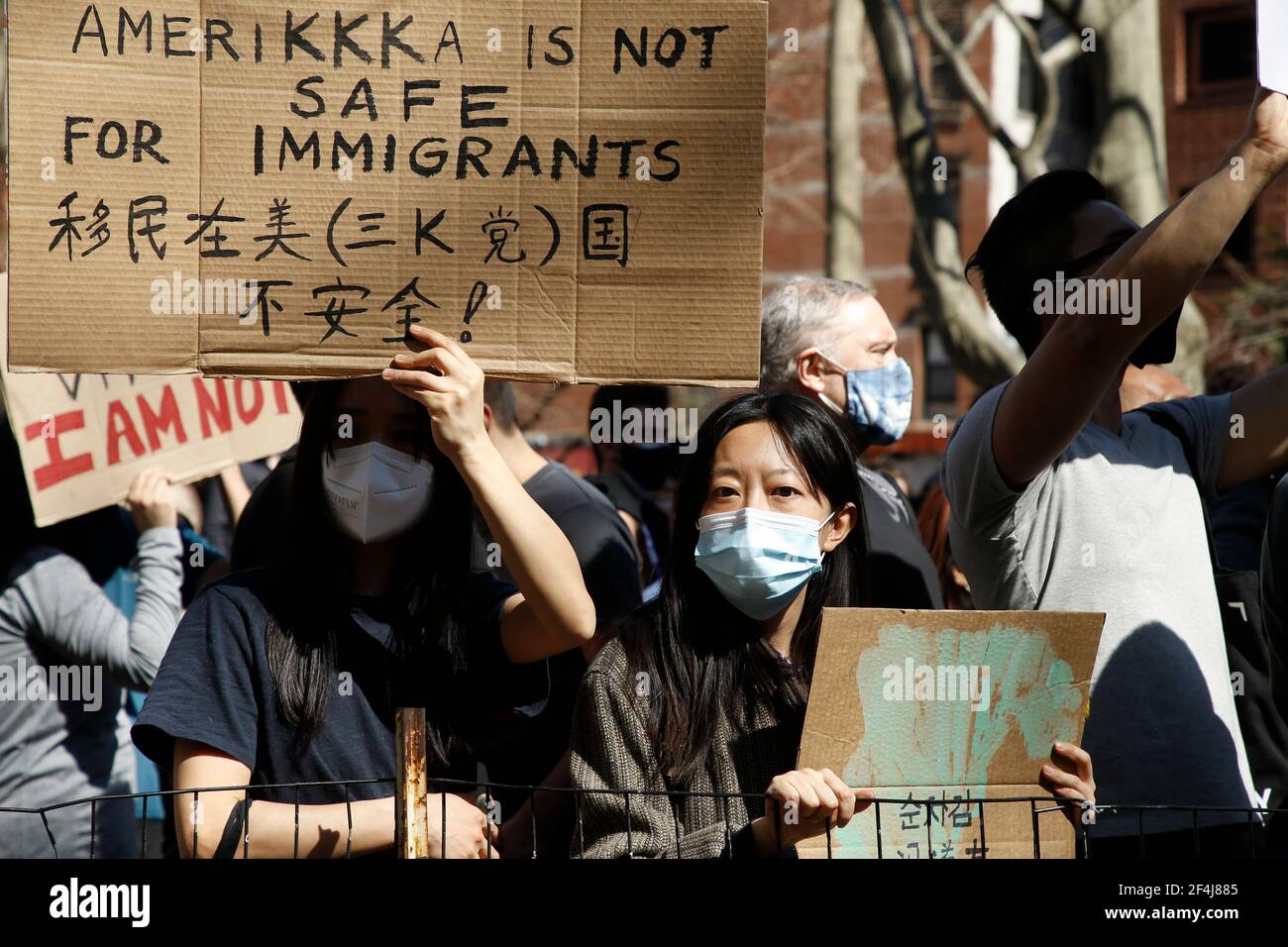 New York, Stati Uniti. 21 Mar 2021. I manifestanti tengono cartelli durante un raduno di pace per onorare le vittime di sparatorie e porre fine agli attacchi contro gli asiatici nel Columbus Park di Chinatown.cinque giorni fa otto persone sono state uccise nelle terme dell'area di Atlanta, sei delle quali erano asiatiche, causando sdegno e paura nella comunità asiatica. Credit: SOPA Images Limited/Alamy Live News Foto Stock