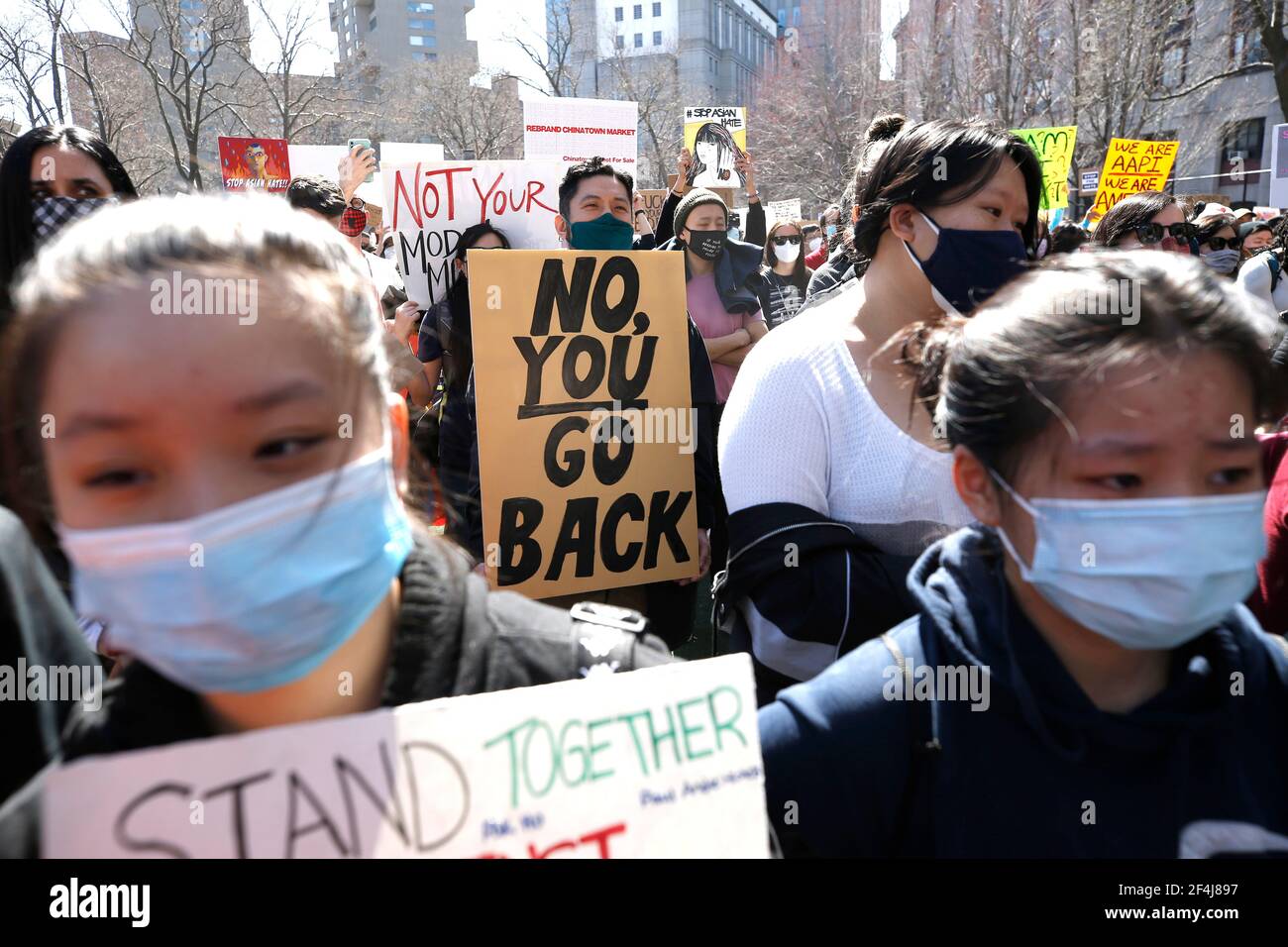 New York, Stati Uniti. 21 Mar 2021. I manifestanti tengono cartelli durante un raduno di pace per onorare le vittime di sparatorie e porre fine agli attacchi contro gli asiatici nel Columbus Park di Chinatown.cinque giorni fa otto persone sono state uccise nelle terme dell'area di Atlanta, sei delle quali erano asiatiche, causando sdegno e paura nella comunità asiatica. Credit: SOPA Images Limited/Alamy Live News Foto Stock