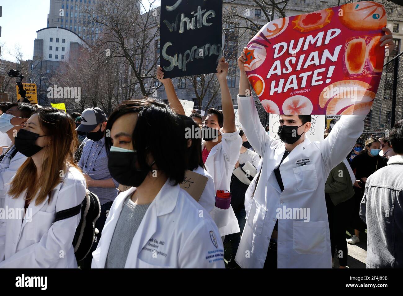 New York, Stati Uniti. 21 Mar 2021. I manifestanti tengono cartelli durante un raduno di pace per onorare le vittime di sparatorie e porre fine agli attacchi contro gli asiatici nel Columbus Park di Chinatown.cinque giorni fa otto persone sono state uccise nelle terme dell'area di Atlanta, sei delle quali erano asiatiche, causando sdegno e paura nella comunità asiatica. Credit: SOPA Images Limited/Alamy Live News Foto Stock