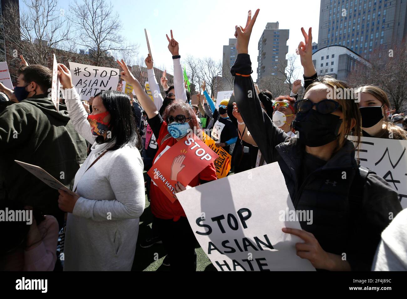New York, Stati Uniti. 21 Mar 2021. I manifestanti tengono cartelli durante un raduno di pace per onorare le vittime di sparatorie e porre fine agli attacchi contro gli asiatici nel Columbus Park di Chinatown.cinque giorni fa otto persone sono state uccise nelle terme dell'area di Atlanta, sei delle quali erano asiatiche, causando sdegno e paura nella comunità asiatica. Credit: SOPA Images Limited/Alamy Live News Foto Stock